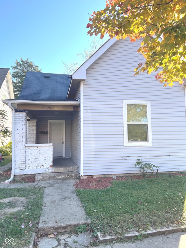 view of front of home featuring a front yard