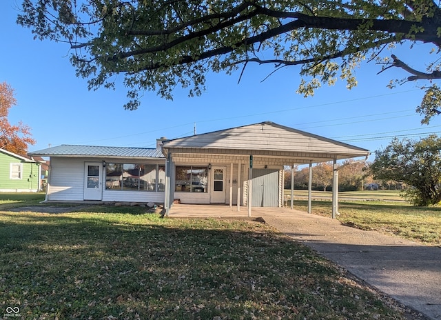 view of front of home with a front lawn and a carport