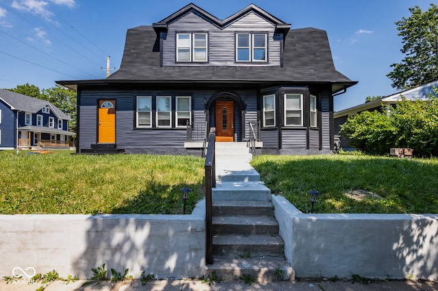 bungalow featuring a front lawn