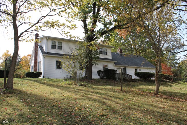 back of house featuring a lawn