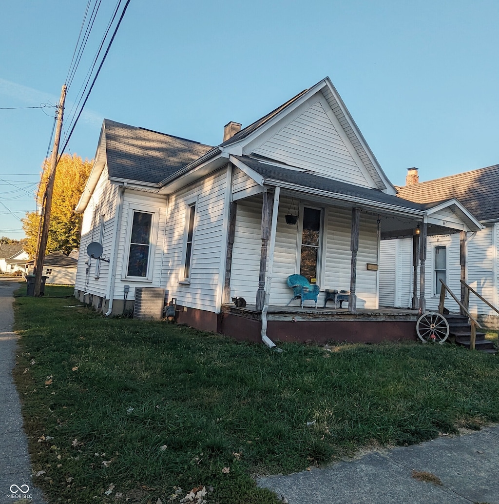 bungalow-style house with a porch and a front lawn