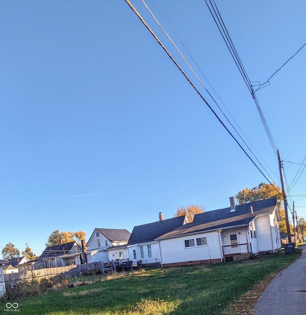 view of front of property with a front lawn