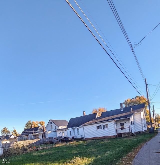 view of front of property with a front lawn