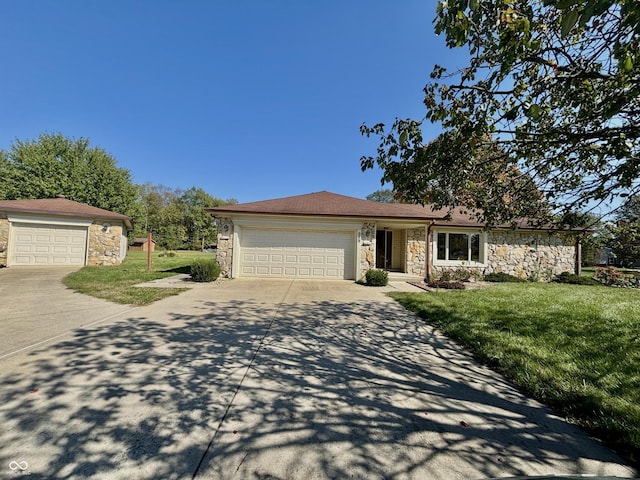 view of front of home featuring a front lawn and a garage