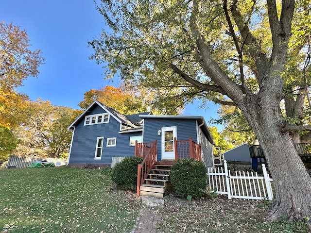 view of front facade featuring a front yard