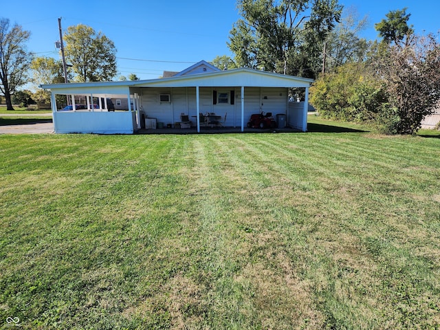 view of front of property featuring a front yard and a porch