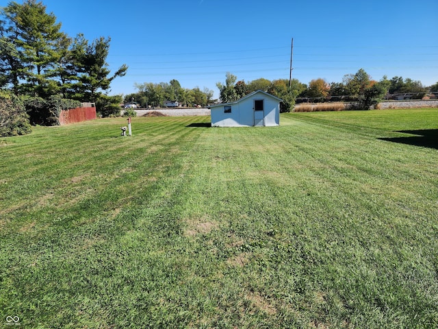 view of yard with an outdoor structure