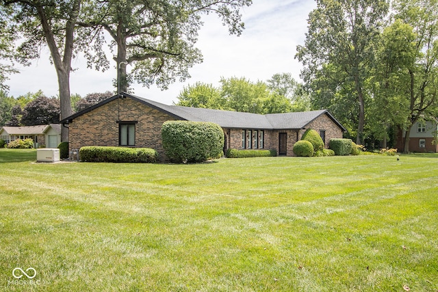 single story home with a front lawn