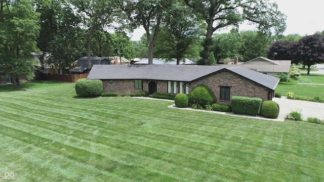 single story home with a front lawn