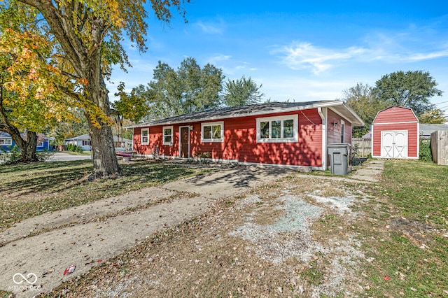 single story home featuring a front yard