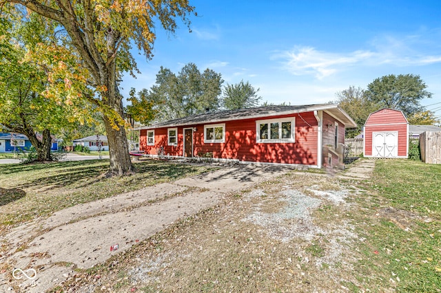 ranch-style house featuring a front yard