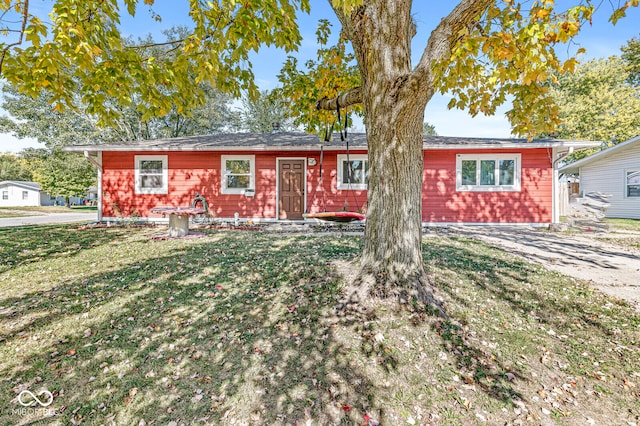 ranch-style house featuring a front lawn