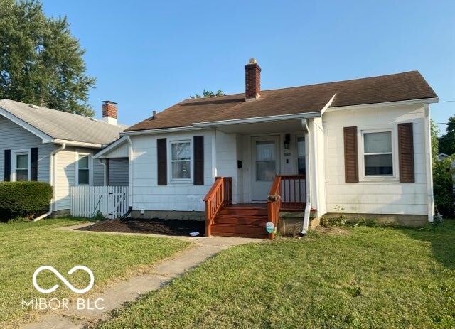 view of front of property with a front yard