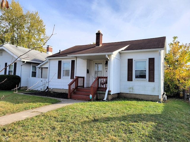 view of front of home featuring a front yard