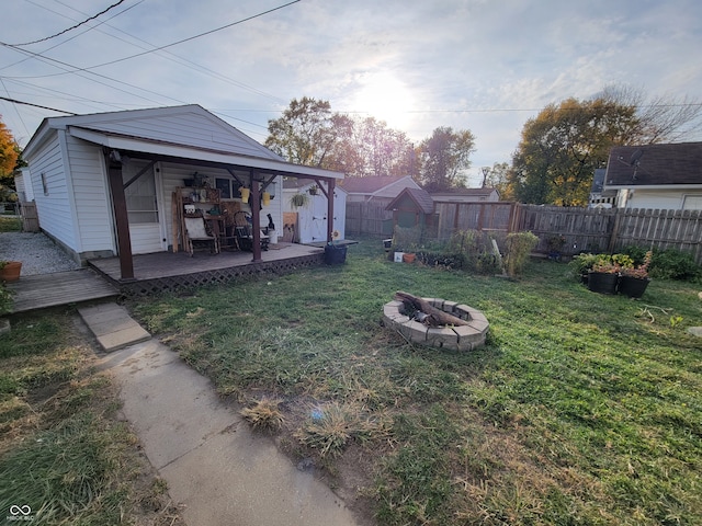 view of yard featuring an outdoor fire pit