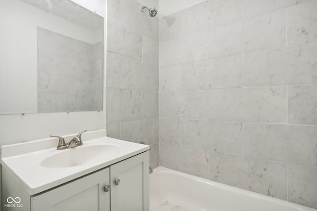 bathroom with vanity and tiled shower / bath