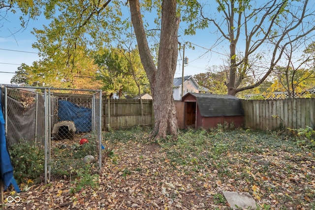 view of yard featuring a storage unit