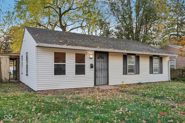 ranch-style home featuring a front lawn