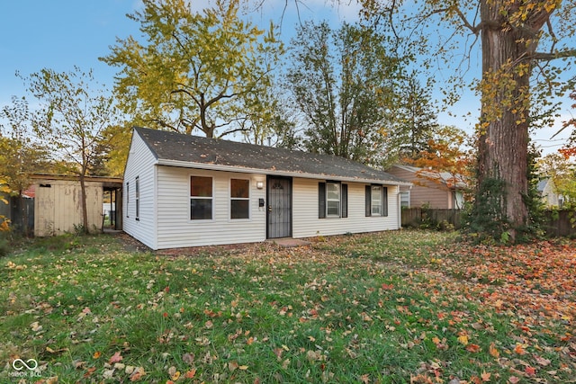 ranch-style house featuring a front yard