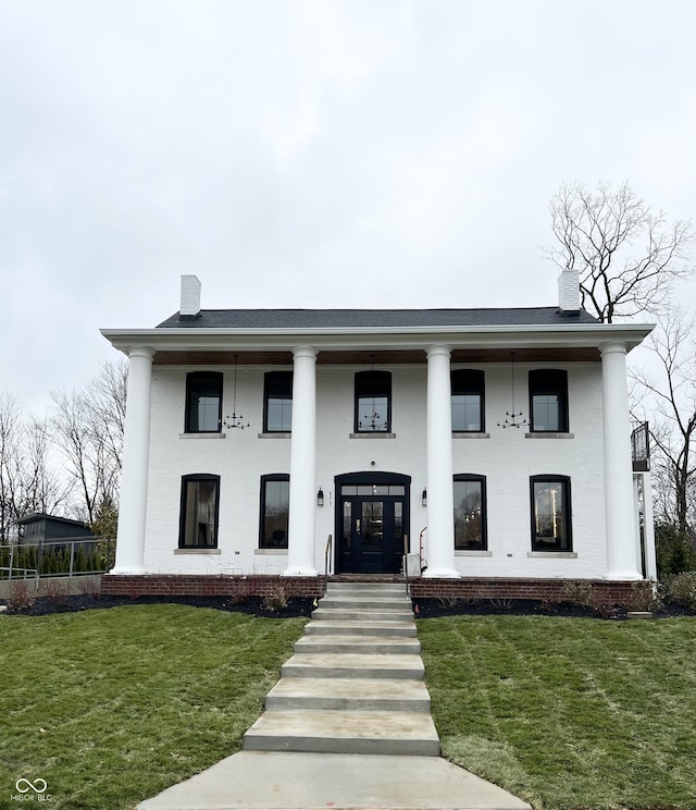 view of front of property with a front lawn