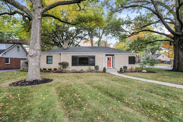 ranch-style house featuring a front yard