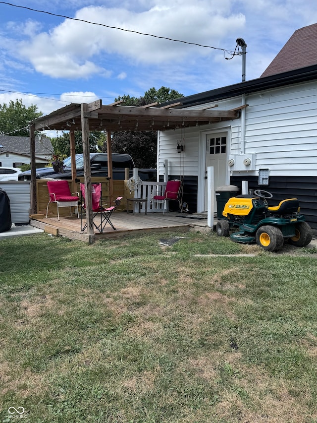 view of yard with a hot tub