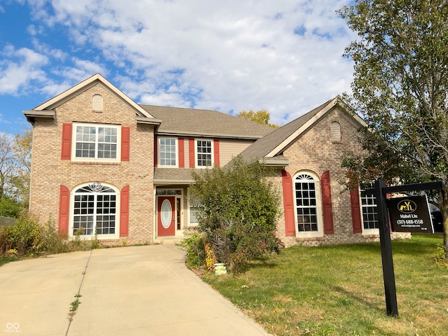 view of front of property featuring a front lawn