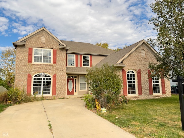 view of front of home featuring a front lawn