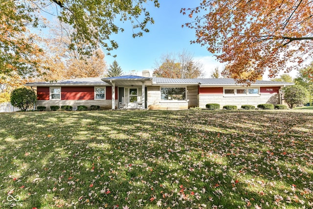 single story home featuring a front lawn