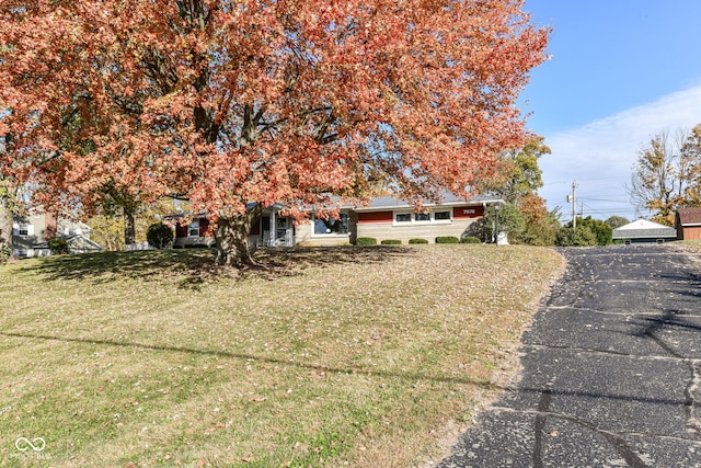 view of front facade featuring a front yard