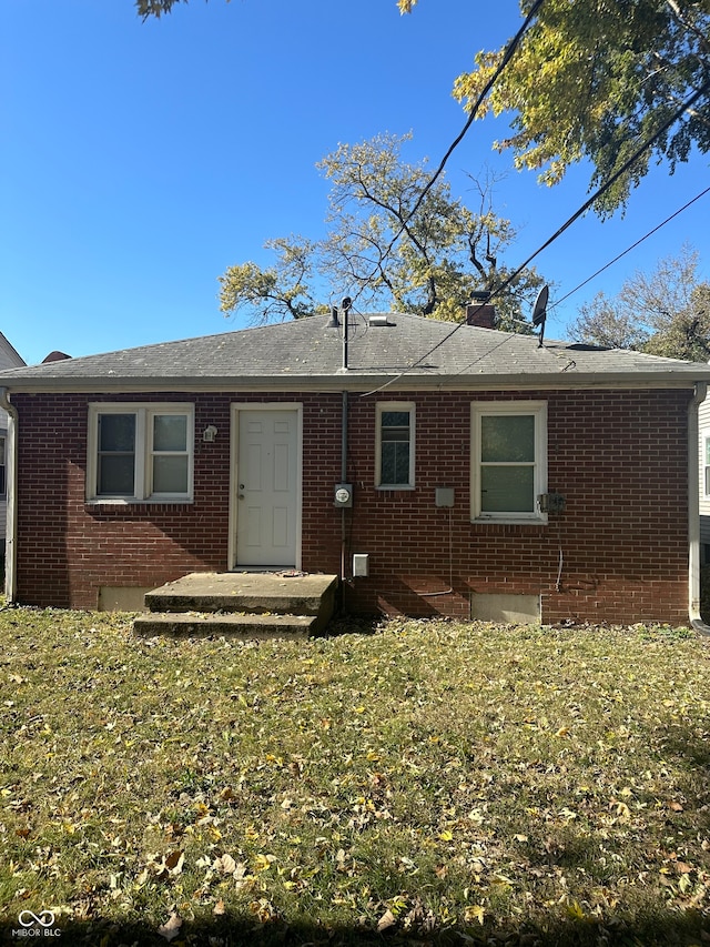 view of front facade with a front yard