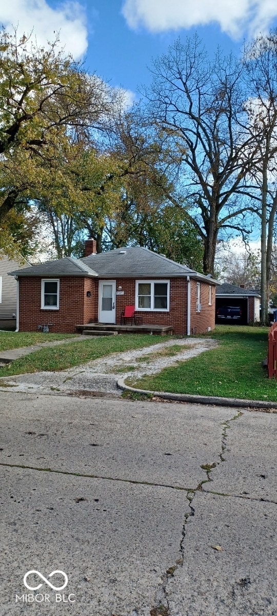 ranch-style home with a front lawn