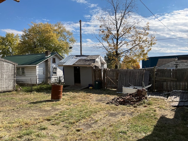 view of yard featuring a storage unit and a fire pit