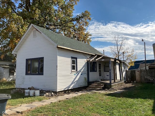 back of house featuring a lawn