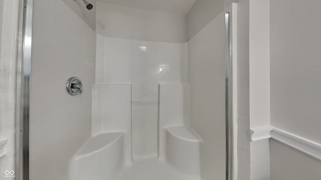 bathroom featuring a tile shower