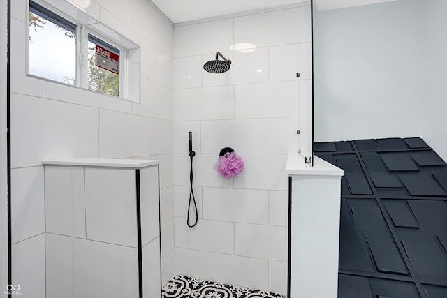 bathroom featuring tiled shower