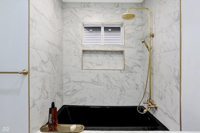 bathroom featuring a tile shower