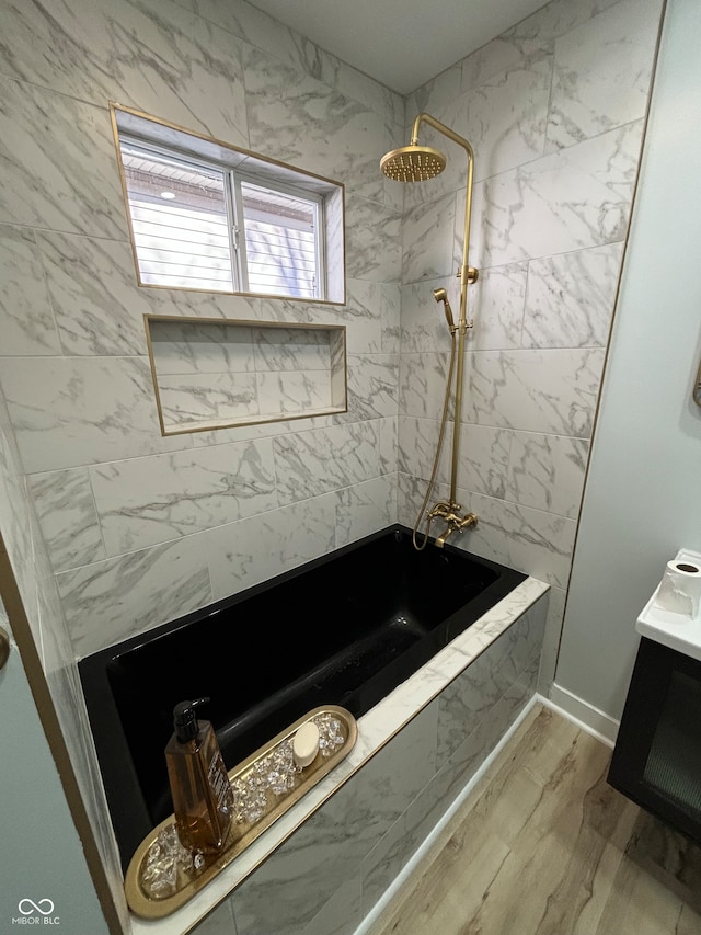 bathroom featuring tiled shower / bath combo