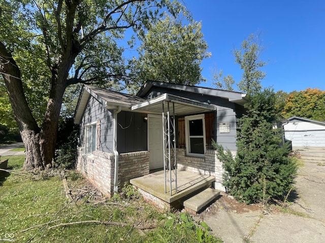 view of front of home featuring an outdoor structure and a garage