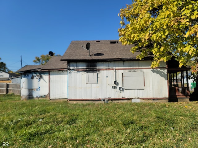 back of house featuring a lawn