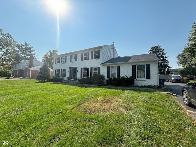 view of front of home featuring a front yard