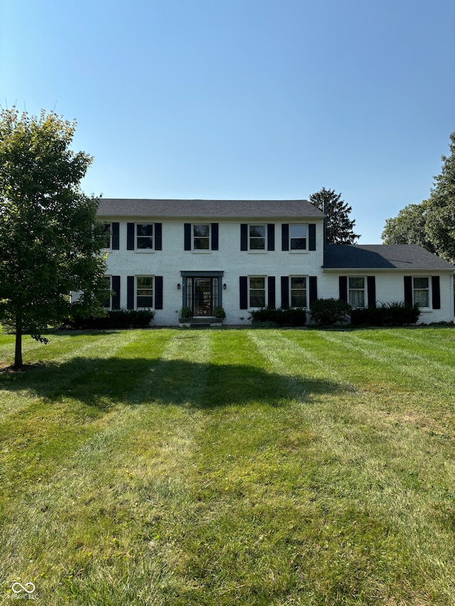 view of front of property featuring a front yard