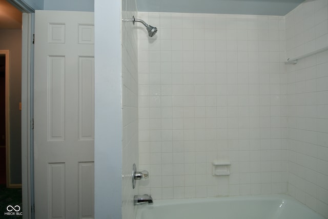 bathroom featuring tiled shower / bath combo