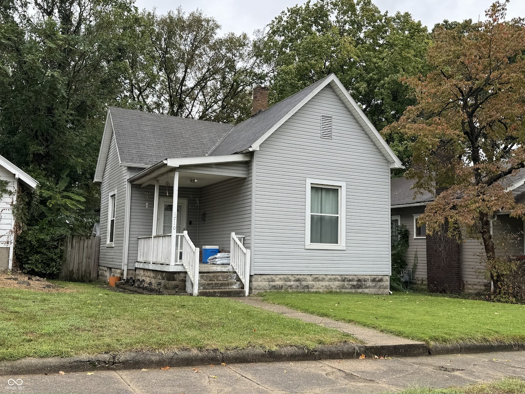 view of front of home with a front lawn