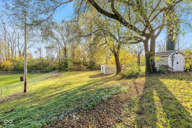 view of yard featuring a storage shed