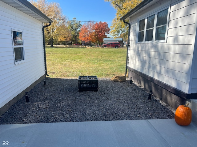 view of yard with a fire pit