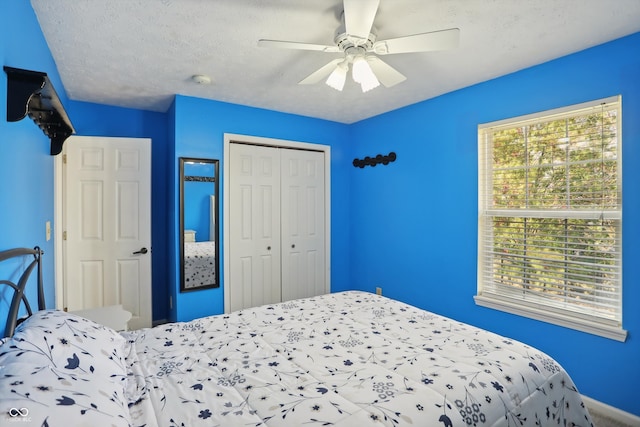 bedroom with a closet, a textured ceiling, and ceiling fan