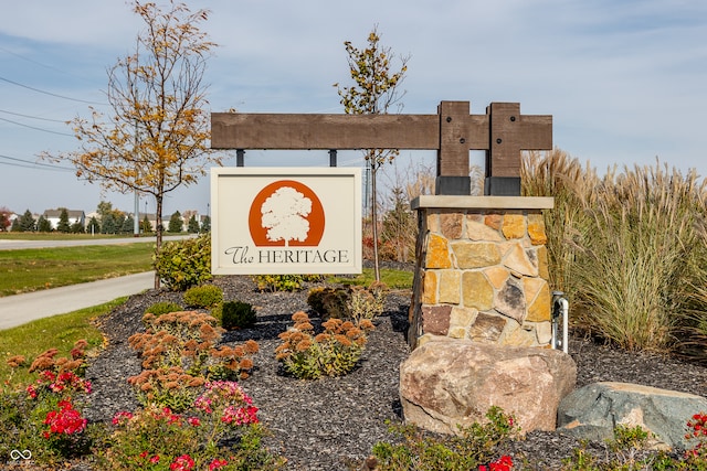 view of community / neighborhood sign