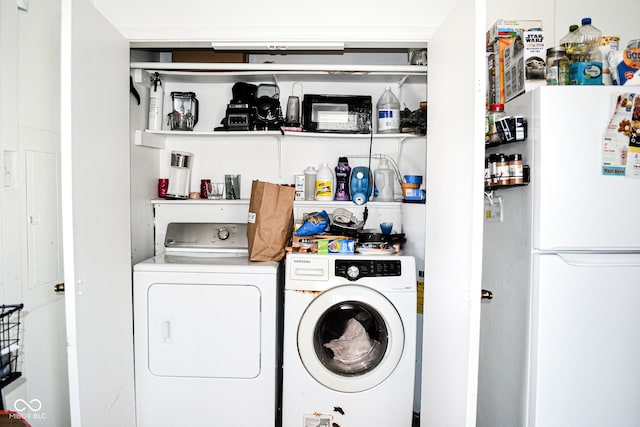 washroom featuring washing machine and clothes dryer