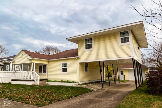 view of front of home featuring a front yard and a carport